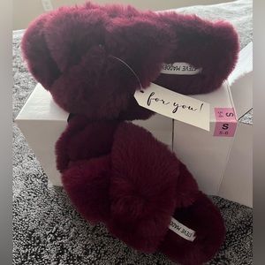 Steve Madden burgundy Plush Slippers for Cozy Comfort size 5/6 NEW WITH BOX